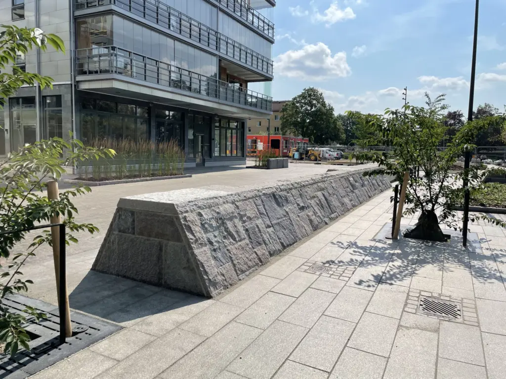 Brunnspromenaden i Linköping, natursten i parken