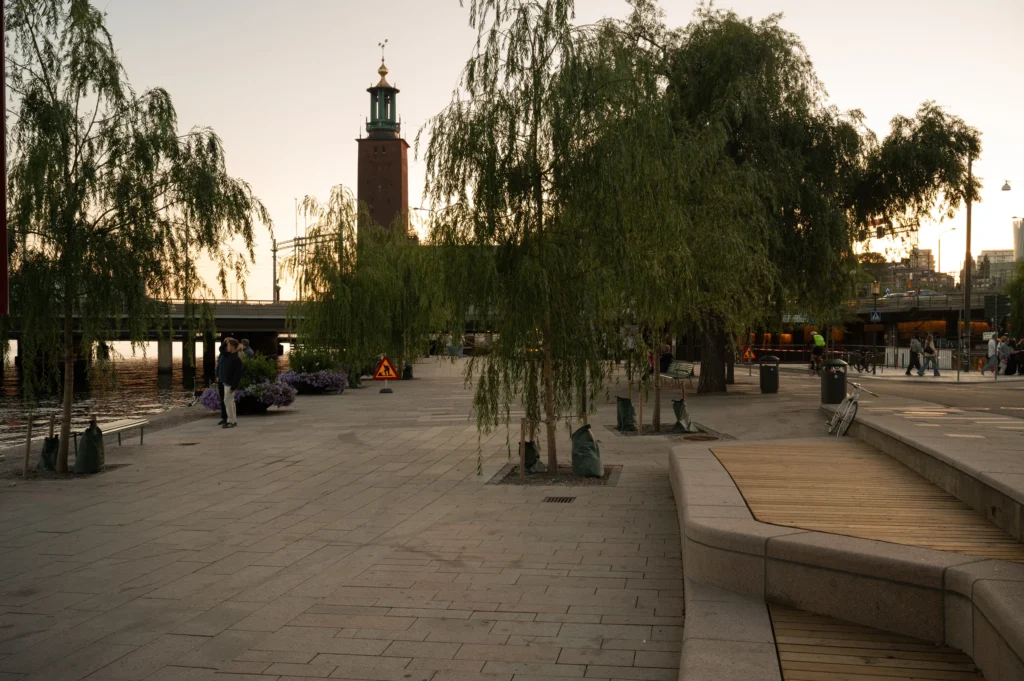 Tegelbacken i Stockholm med sittmurar och hällar i granit och Stadshuset i kvällsljus